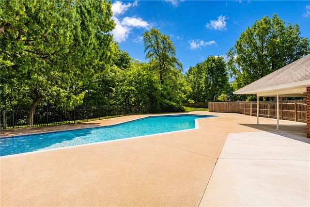 1986 N Bridgeport Drive, Fayetteville, AR 72704
