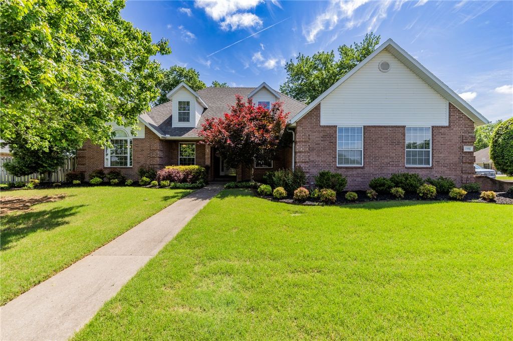 1986 N Bridgeport Drive, Fayetteville, AR 72704