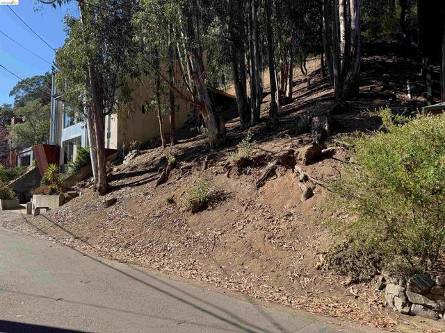 1830 Arrowhead Dr, Oakland, CA 94611