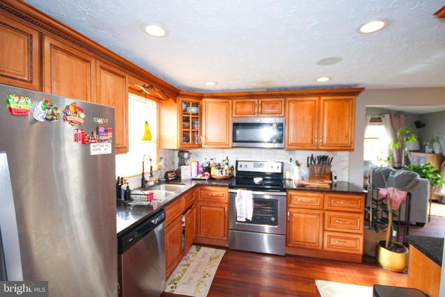 6 KINGSLEY AVE, Marlton, NJ 08053