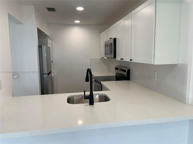 10016 NW 4th St 201, Pembroke Pines, FL 33024