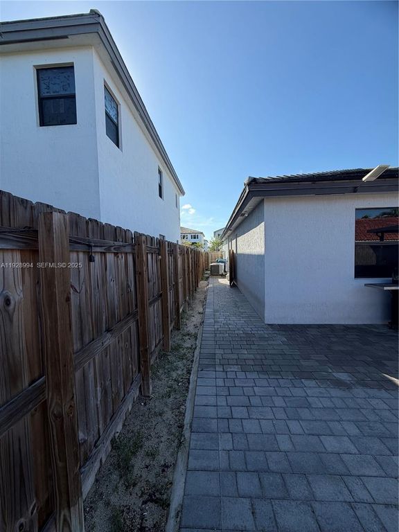 Image 4 of property listing at 13361 SW 284th Ter, Homestead, FL 33033