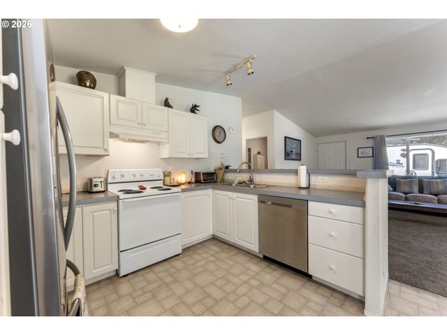 1122 Se 9TH St, Bandon, OR 97411