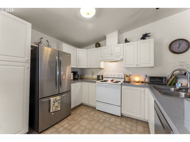 1122 Se 9TH St, Bandon, OR 97411