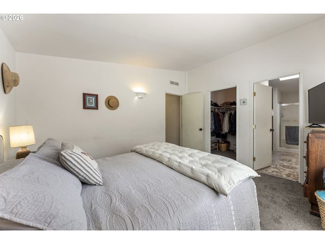 1122 Se 9TH St, Bandon, OR 97411