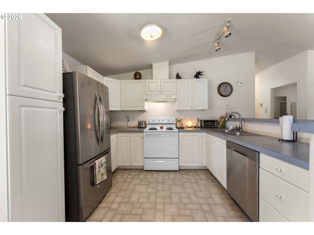 1122 Se 9TH St, Bandon, OR 97411