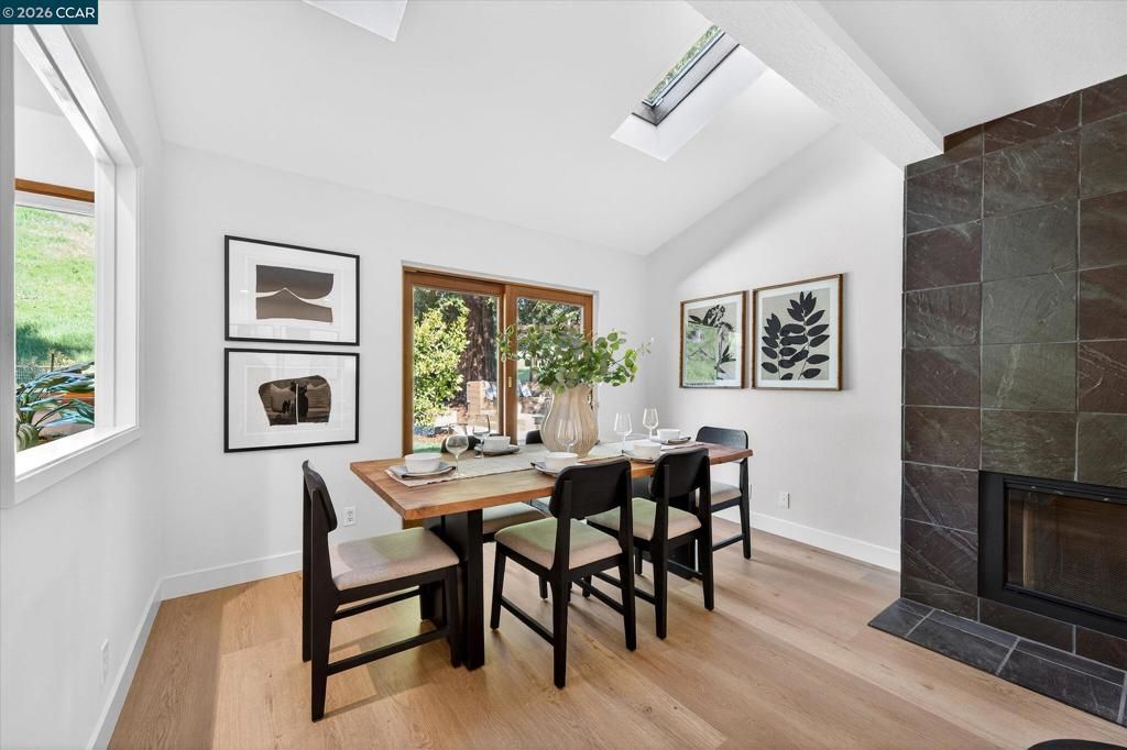 Image 11 of property listing at 1950 Whitecliff Ct, Walnut Creek, CA 94596