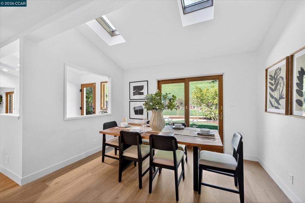 Image 12 of property listing at 1950 Whitecliff Ct, Walnut Creek, CA 94596