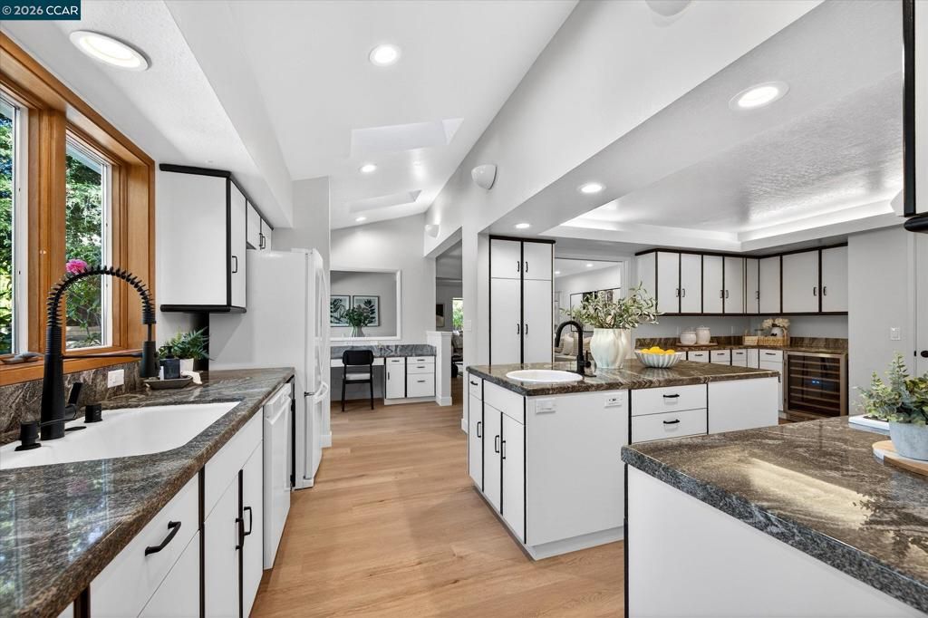 Image 13 of property listing at 1950 Whitecliff Ct, Walnut Creek, CA 94596