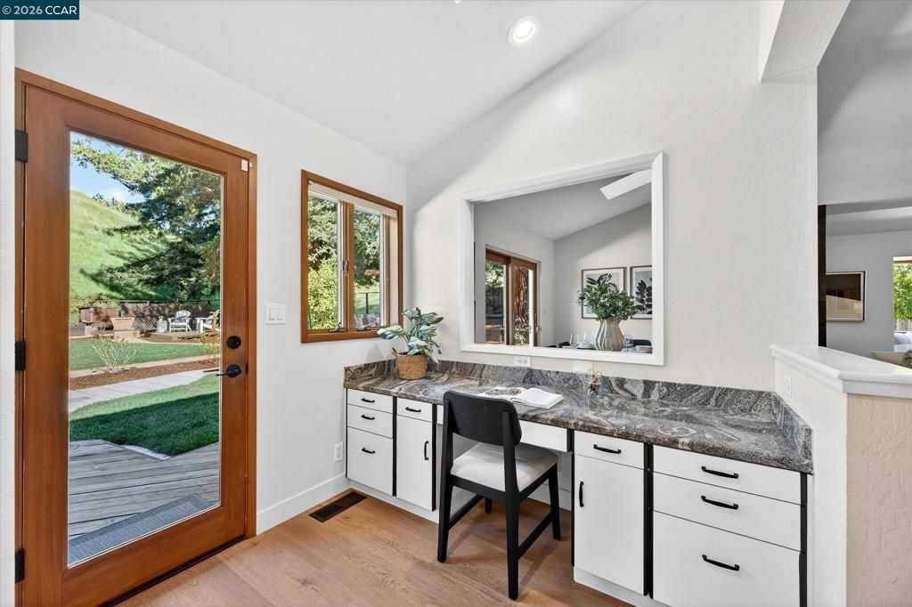 Image 14 of property listing at 1950 Whitecliff Ct, Walnut Creek, CA 94596