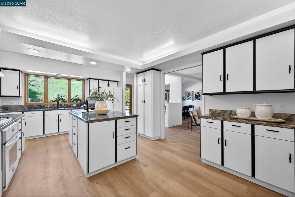 Image 15 of property listing at 1950 Whitecliff Ct, Walnut Creek, CA 94596