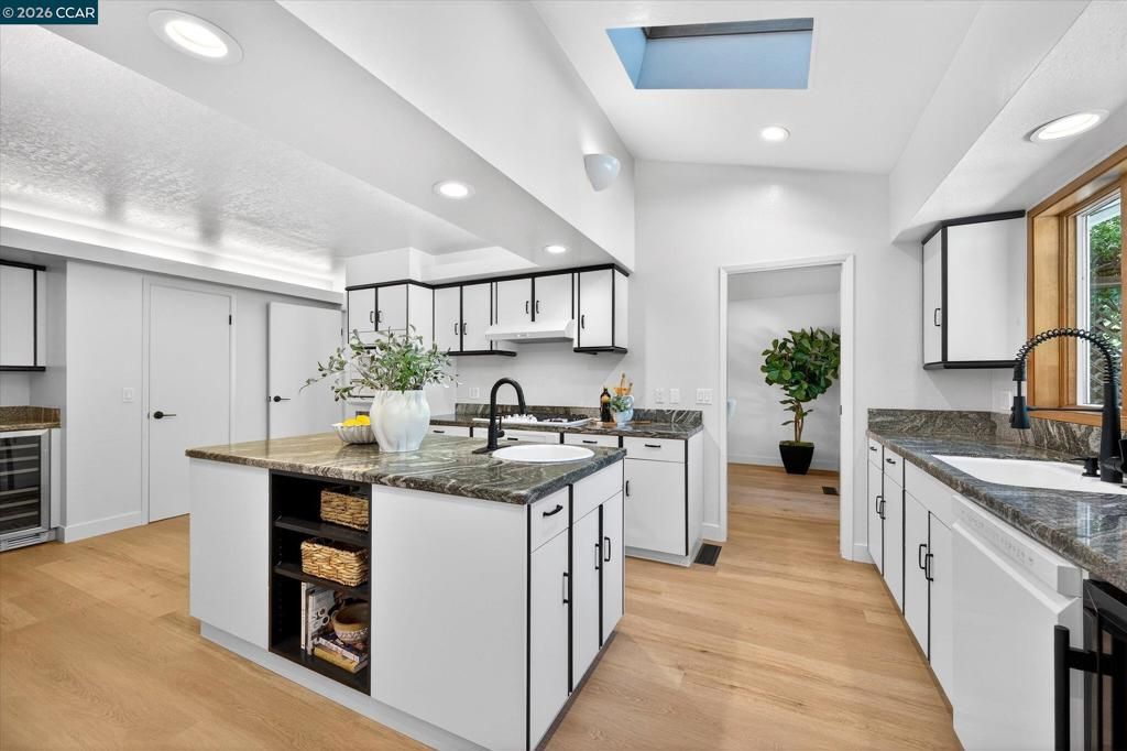 Image 16 of property listing at 1950 Whitecliff Ct, Walnut Creek, CA 94596