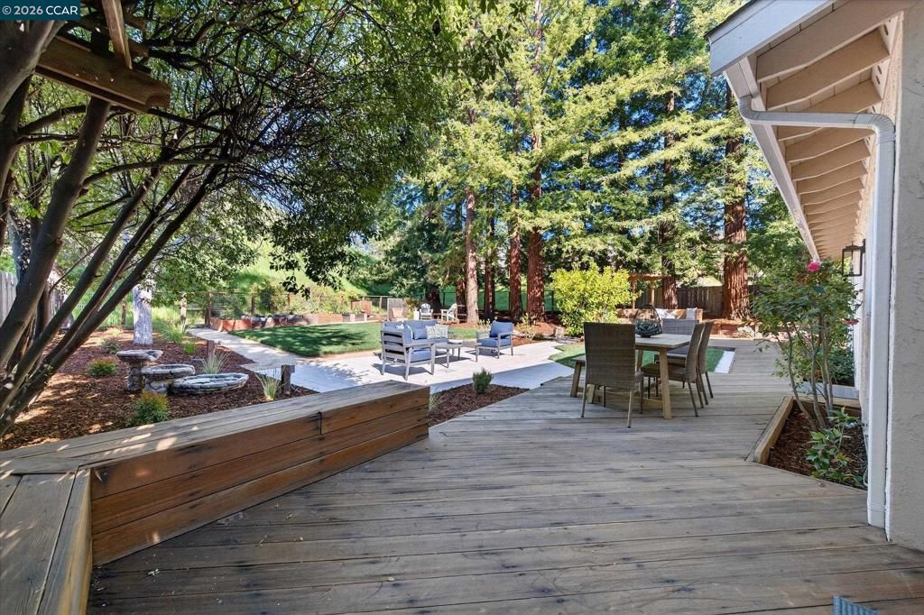 Image 2 of property listing at 1950 Whitecliff Ct, Walnut Creek, CA 94596