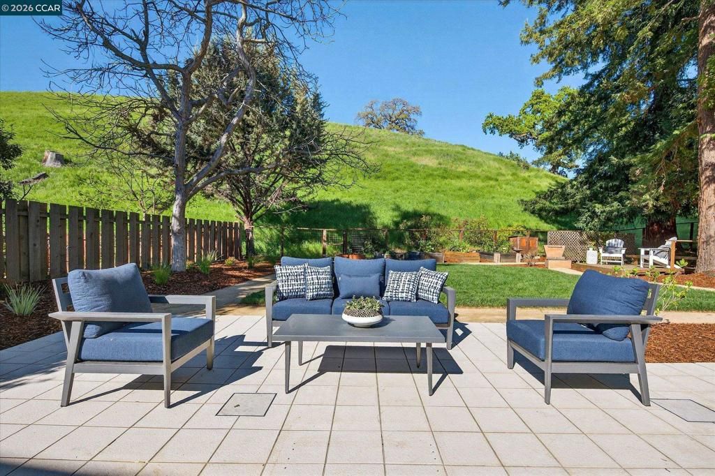 Image 3 of property listing at 1950 Whitecliff Ct, Walnut Creek, CA 94596