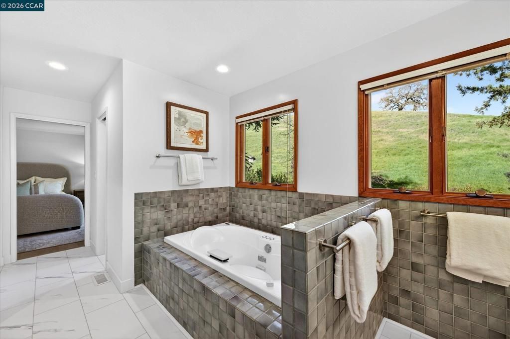 Image 33 of property listing at 1950 Whitecliff Ct, Walnut Creek, CA 94596