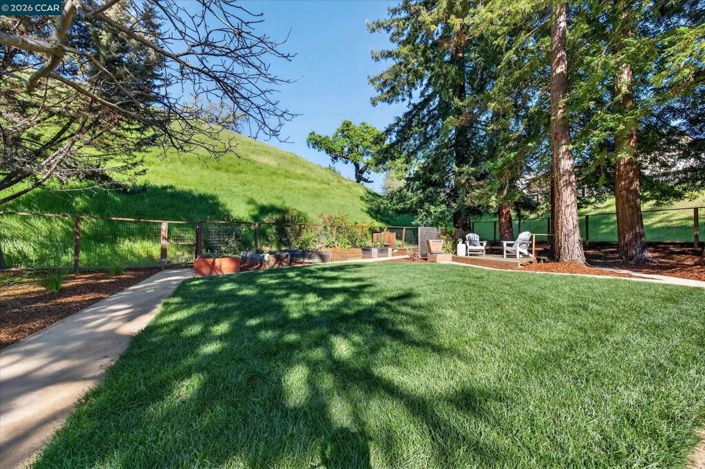 Image 4 of property listing at 1950 Whitecliff Ct, Walnut Creek, CA 94596