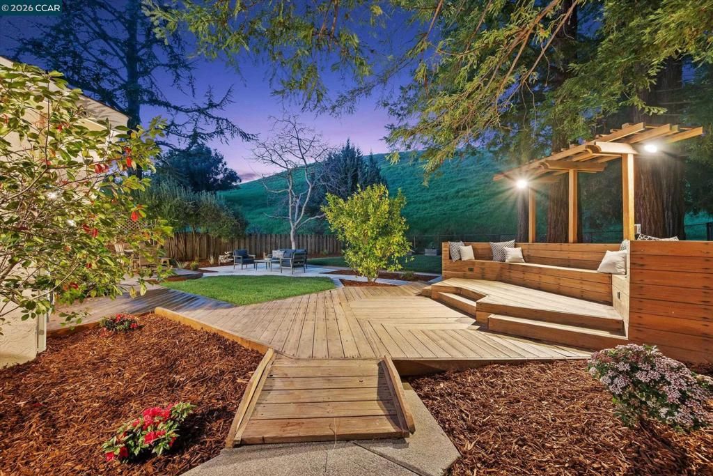 Image 50 of property listing at 1950 Whitecliff Ct, Walnut Creek, CA 94596