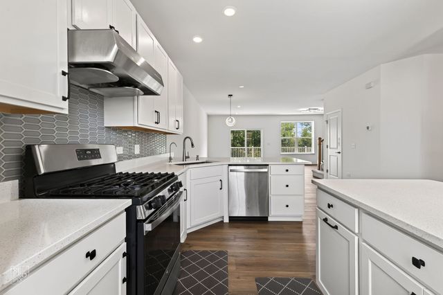 707 Neubauer Circle 603, Lindenhurst, IL 60046