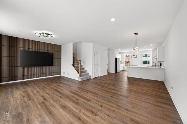 707 Neubauer Circle 603, Lindenhurst, IL 60046