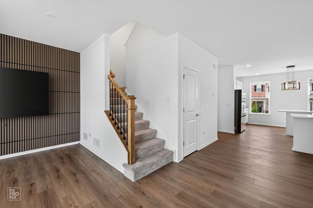 707 Neubauer Circle 603, Lindenhurst, IL 60046