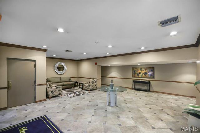 250 S Brentwood Boulevard 1B, Clayton, MO 63105