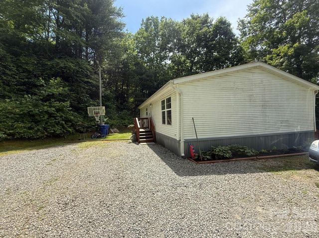 811 Turkey Pen Gap Road, Horse Shoe, NC 28742