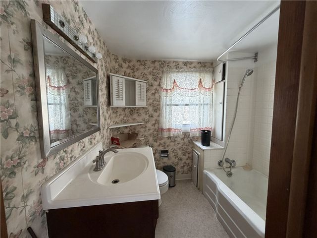 215 W Park St, Hermitage, PA 16148