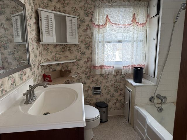 215 W Park St, Hermitage, PA 16148