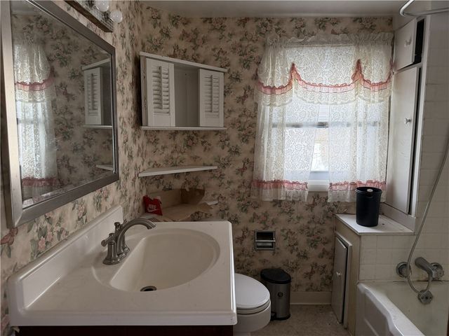 215 W Park St, Hermitage, PA 16148