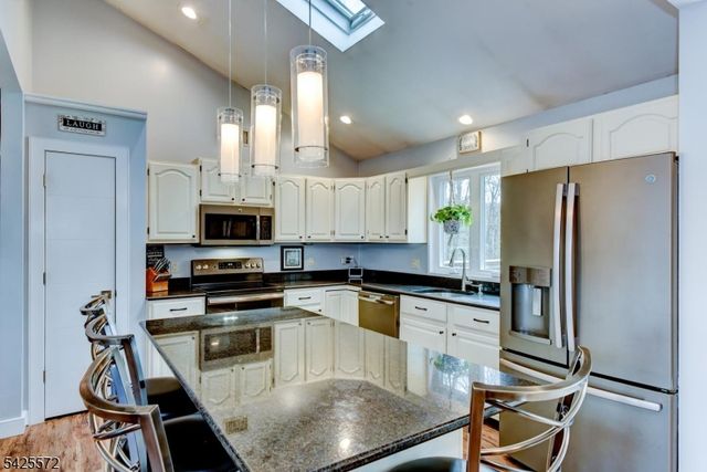 61 Lakeside Dr NW, Vernon Twp., NJ 07461