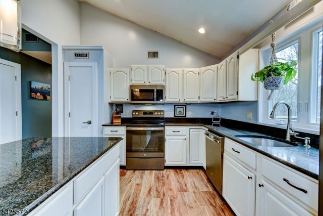 61 Lakeside Dr NW, Vernon Twp., NJ 07461