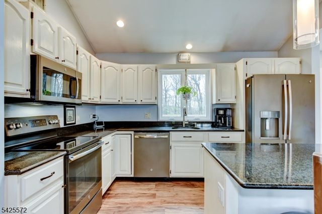 61 Lakeside Dr NW, Vernon Twp., NJ 07461