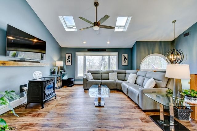 61 Lakeside Dr NW, Vernon Twp., NJ 07461