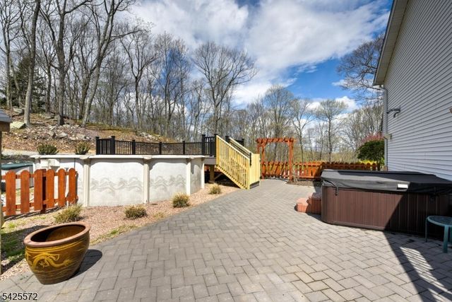 61 Lakeside Dr NW, Vernon Twp., NJ 07461