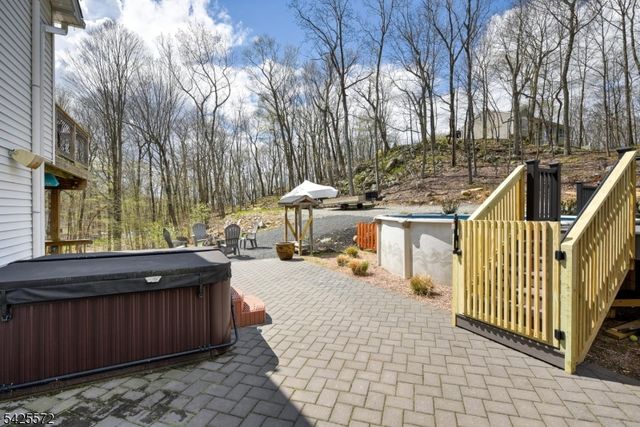 61 Lakeside Dr NW, Vernon Twp., NJ 07461