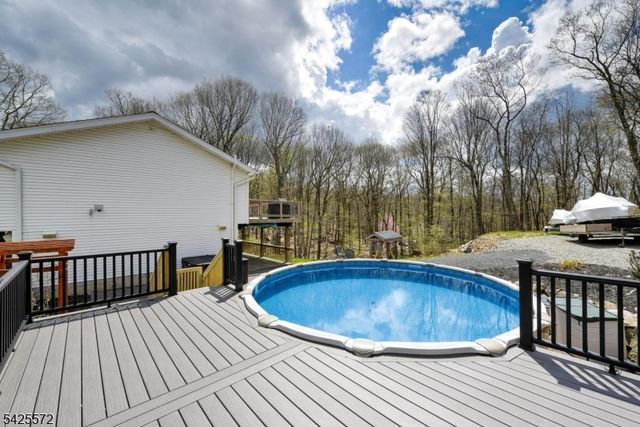 61 Lakeside Dr NW, Vernon Twp., NJ 07461