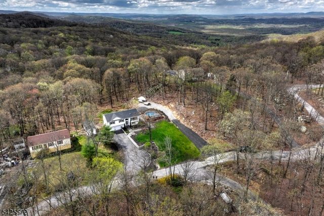 61 Lakeside Dr NW, Vernon Twp., NJ 07461