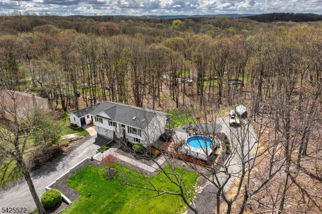 61 Lakeside Dr NW, Vernon Twp., NJ 07461