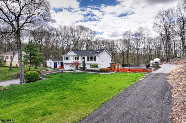 61 Lakeside Dr NW, Vernon Twp., NJ 07461