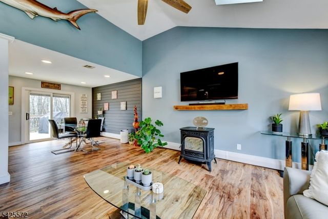 61 Lakeside Dr NW, Vernon Twp., NJ 07461