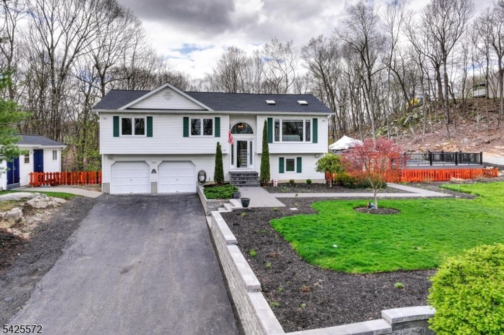 61 Lakeside Dr NW, Vernon Twp., NJ 07461