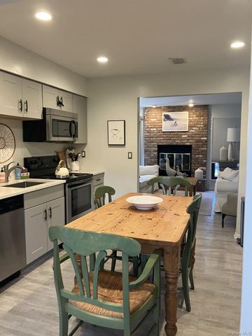 50 Hubbard Lane 14, Southampton, NY 11968