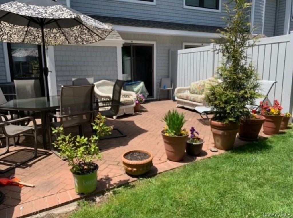 50 Hubbard Lane 14, Southampton, NY 11968