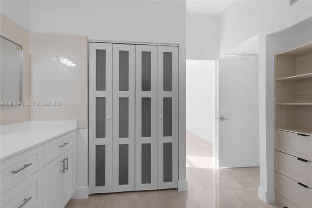 3731 N Country Club Dr 124, Aventura, FL 33180