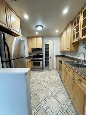 576 Greystone Lane C2, Wheeling, IL 60090