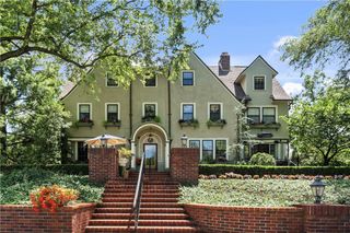 239 W 52nd Street, Kansas City, MO 64112