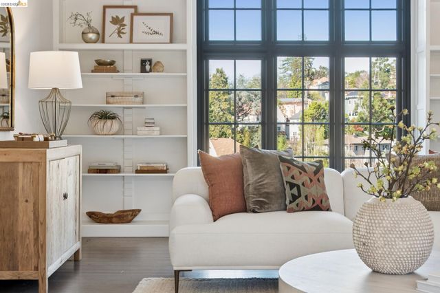 906 Paramount Rd, Oakland, CA 94610