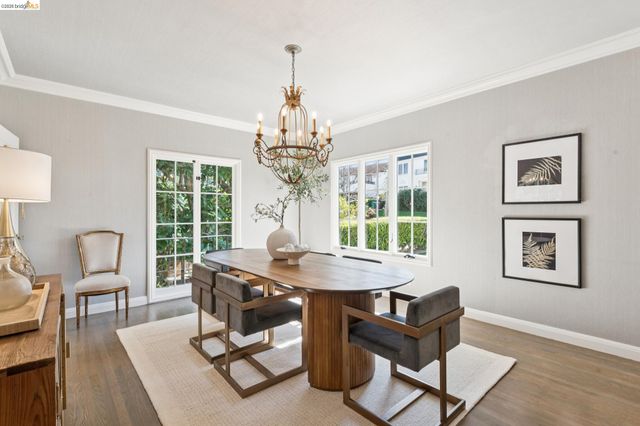 906 Paramount Rd, Oakland, CA 94610