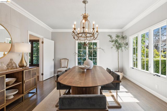 906 Paramount Rd, Oakland, CA 94610