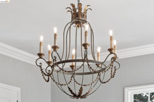 906 Paramount Rd, Oakland, CA 94610